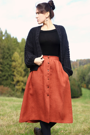 Wyprodukowana w Czechach spódnica Lotika wykonana jest w 100% z lnu uprawianego w UE monochromatyczna długość poniżej